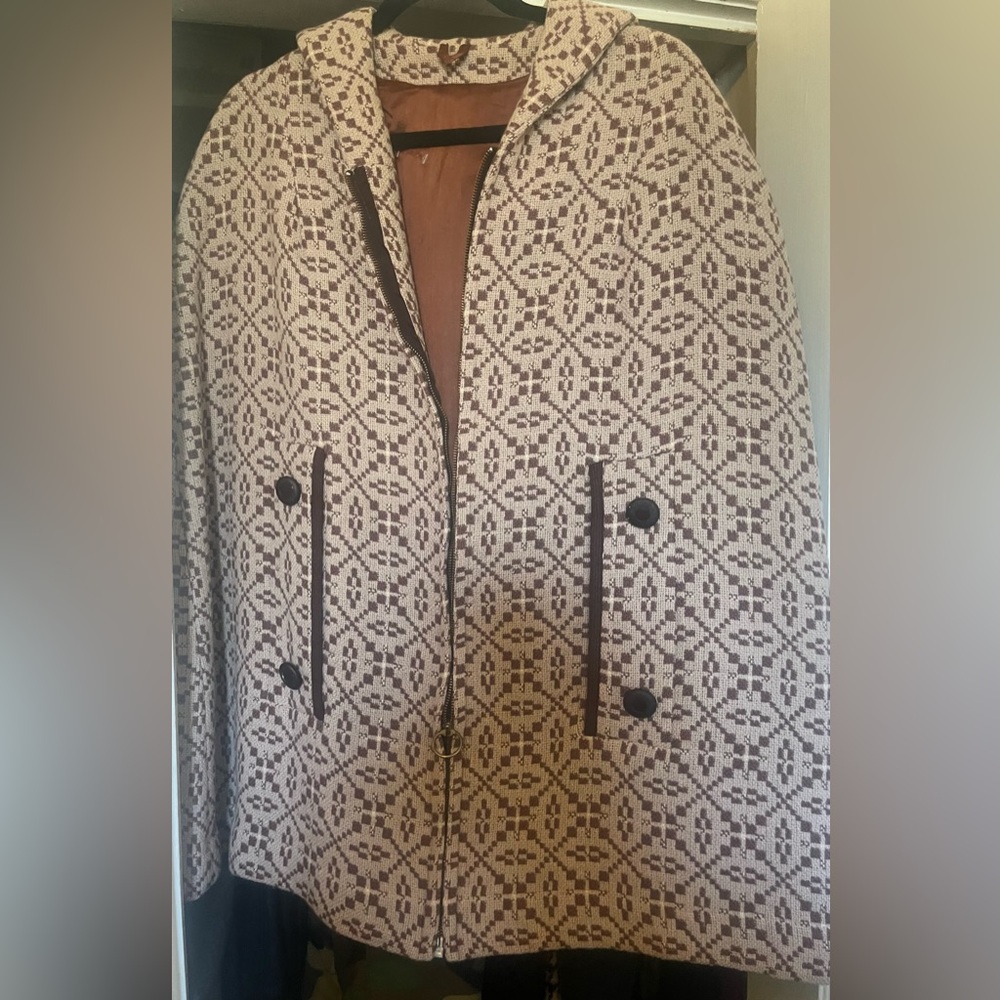 Vintage 1960-1970 Tapestry Cape. Popular Mid Century fashion. EUC